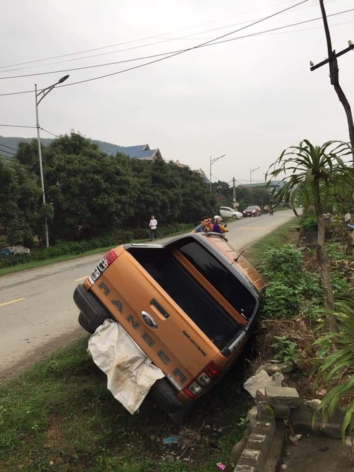 Cả chiếc xe bán tải và xe buýt đều bị hư hỏng