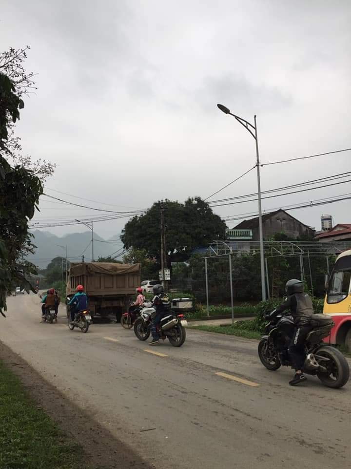 Chiếc xe ben tại hiện trường vụ tai nạn
