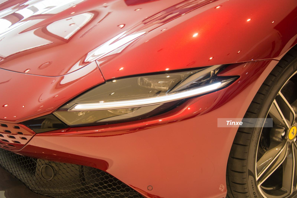 Cận cảnh đèn pha LED của siêu xe Ferrari Roma Cận cảnh đèn pha LED của siêu xe Ferrari Roma