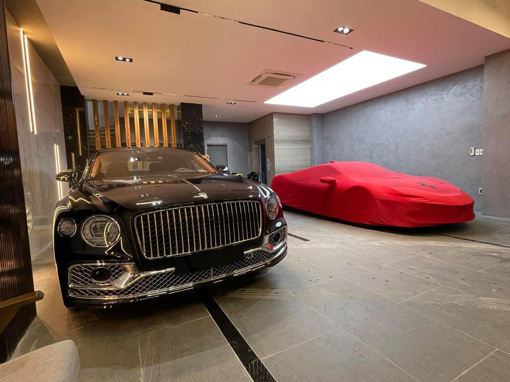 Sau đ&oacute; đại gia n&agrave;y mua th&ecirc;m chiếc xe si&ecirc;u sang Bentley Flying Spur First Edition