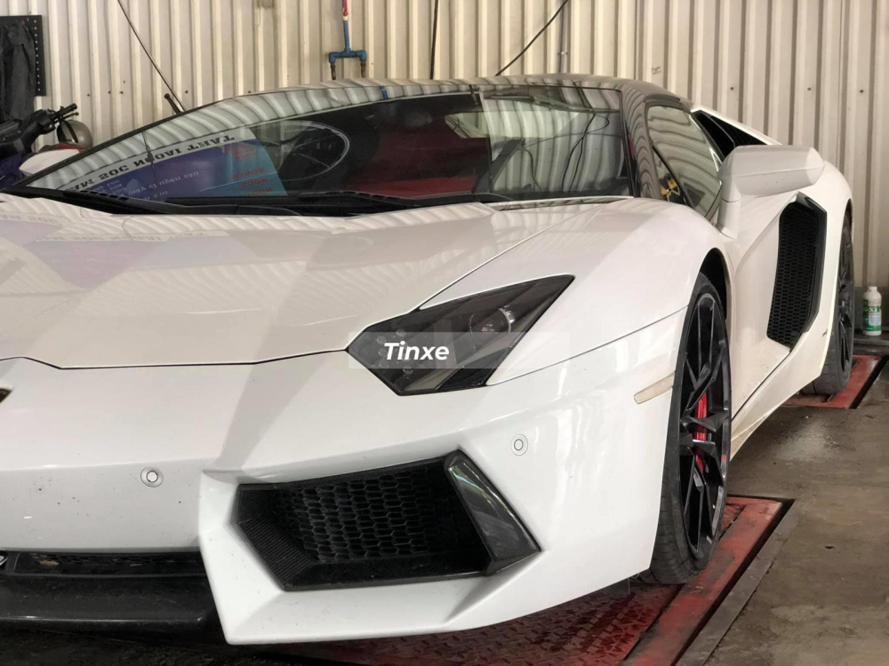 Ngoại thất xe c&oacute; nhiều chi tiết carbon
