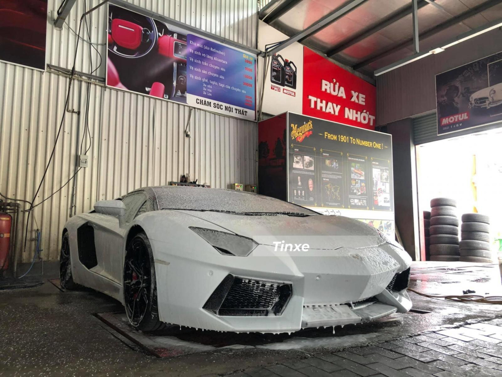 Đ&acirc;y l&agrave; 1 trong 2 chiếc si&ecirc;u xe mui trần Lamborghini Aventador LP700-4 tại Việt Nam