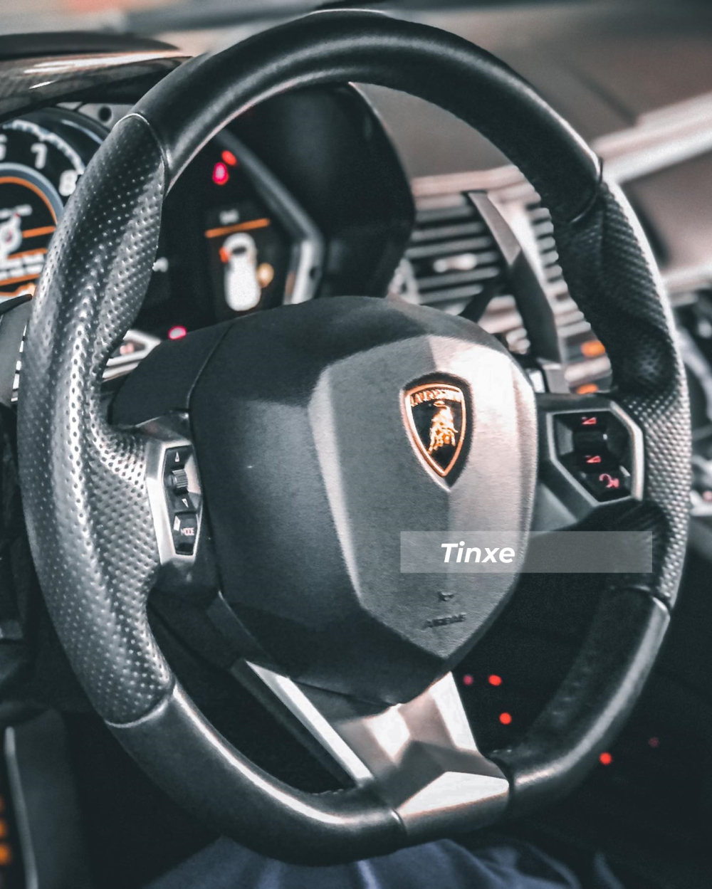 V&ocirc;-lăng si&ecirc;u xe Lamborghini Aventador Roadster