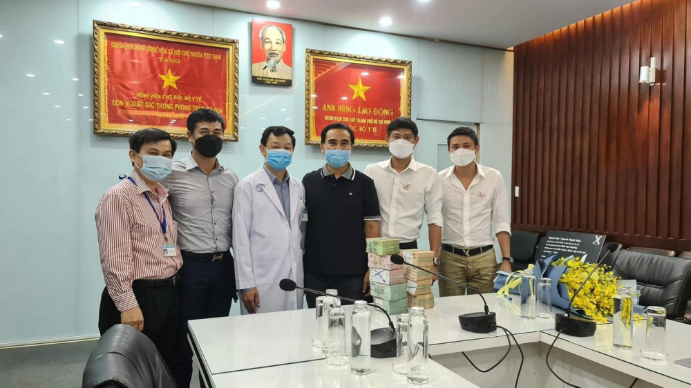 MC Quyền Linh đứng cạnh người chơi lan đột biến ở tỉnh B&igrave;nh Phước (thứ 2 từ b&ecirc;n phải) trong ng&agrave;y trao số tiền 2 tỷ đồng để chung tay ph&ograve;ng chống dịch Covid-19