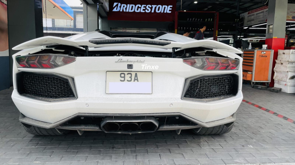 Phần đu&ocirc;i si&ecirc;u xe Lamborghini Aventador LP700-4 Roadster