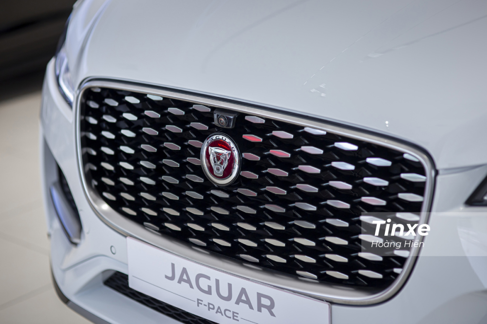 Lưới tản nhiệt mới tạo dáng vẻ bắt mắt và nhận diện tốt hơn cho Jaguar F-Pace 2021. Lưới tản nhiệt mới tạo dáng vẻ bắt mắt và nhận diện tốt hơn cho Jaguar F-Pace 2021.