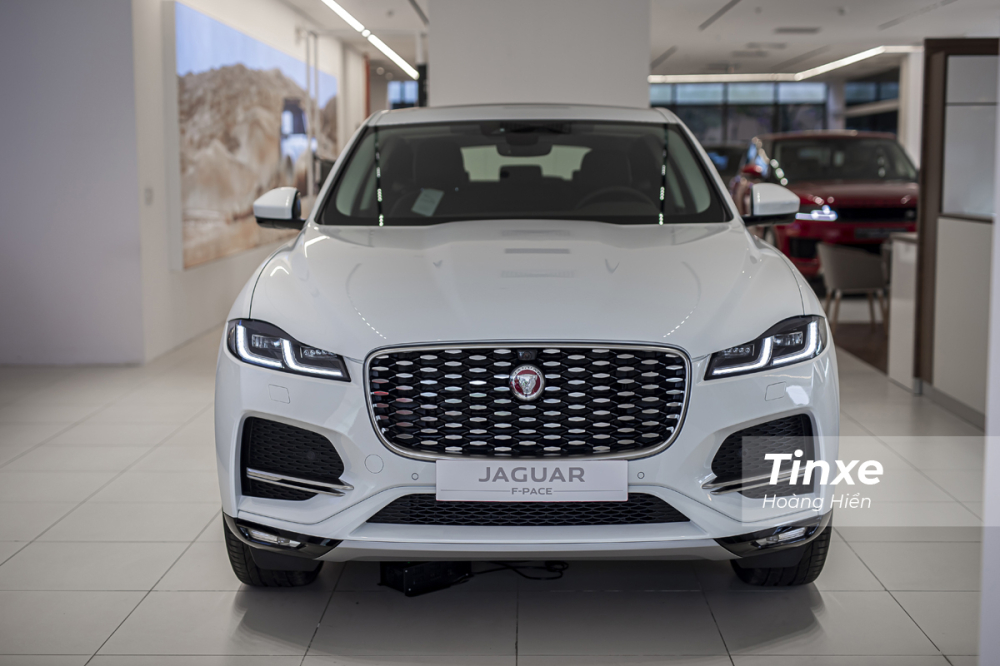 Jaguar F-Pace 2021 chắc chắn sẽ làm thỏa mãn những khách hàng khó tính tại Việt Nam dù cho giá xe có phần cao hơn các đối thủ. Jaguar F-Pace 2021 chắc chắn sẽ làm thỏa mãn những khách hàng khó tính tại Việt Nam dù cho giá xe có phần cao hơn các đối thủ.