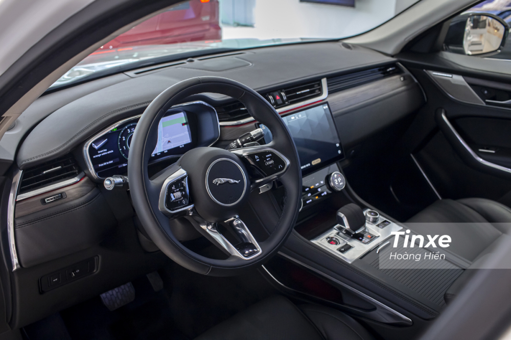 Nội thất Jaguar F-Pace 2021 được nâng cấp theo hướng hiện đại và sang trọng hơn. Nội thất Jaguar F-Pace 2021 được nâng cấp theo hướng hiện đại và sang trọng hơn.