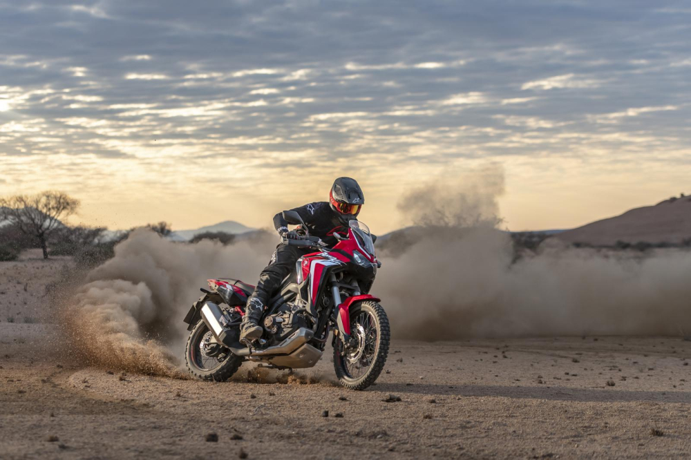 Dáng lái cao như cào cào của Honda Africa Twin Dáng lái cao như cào cào của Honda Africa Twin