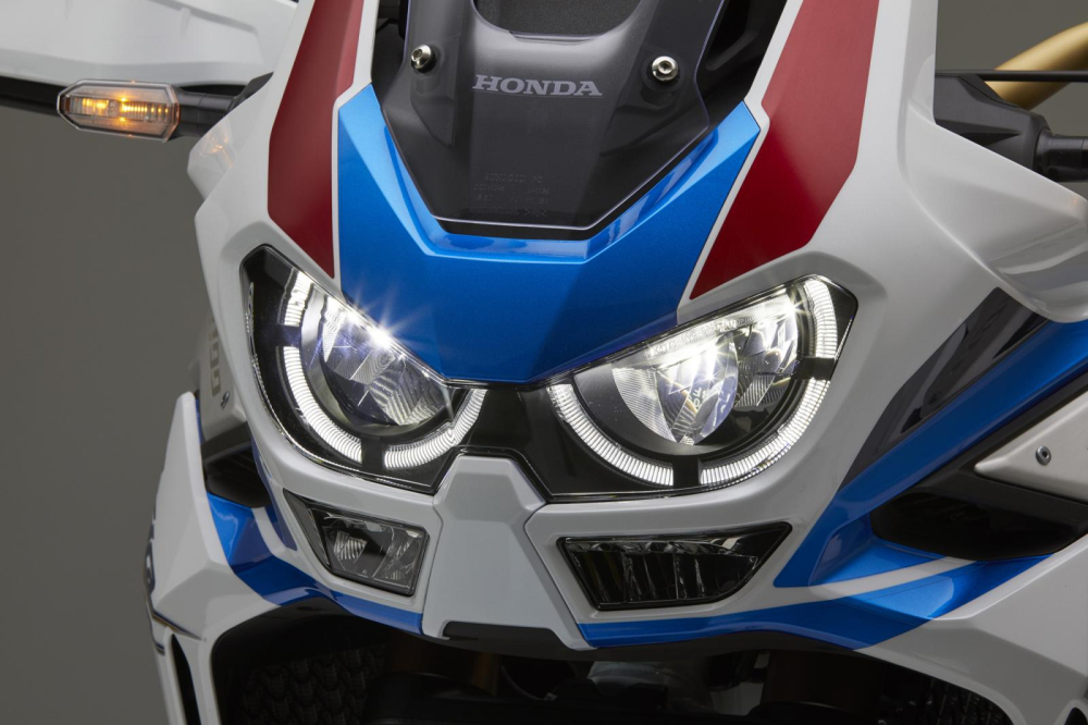 Đèn pha của Honda Africa Twin có khả năng liếc trong cua Đèn pha của Honda Africa Twin có khả năng liếc trong cua