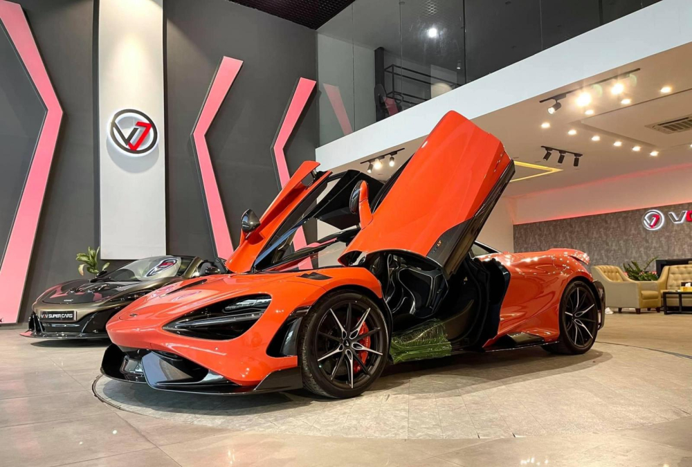 Ngoại thất siêu xe McLaren 765LT này có màu đỏ-cam, kế bên còn có chiếc siêu xe McLaren 650S Spider độ Liberty Walk