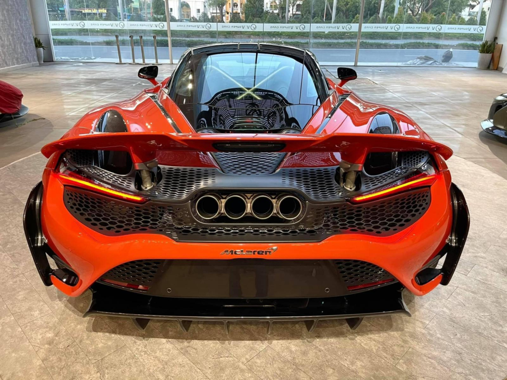 Điểm khác biệt dễ nhận ra nhất của siêu xe McLaren 765LT chính là có đến 4 ống xả nằm ngang