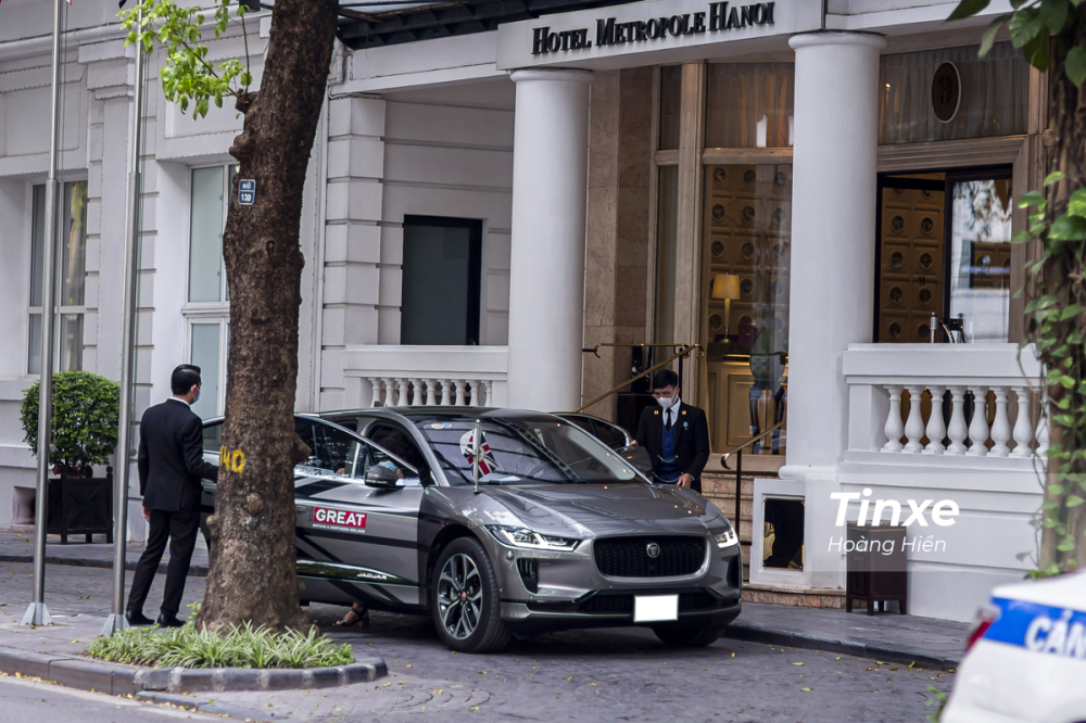 Chiếc xe Jaguar i-Pace của đại sứ qu&aacute;n Anh tại Việt Nam xuất hiện tr&ecirc;n đường phố H&agrave; Nội.