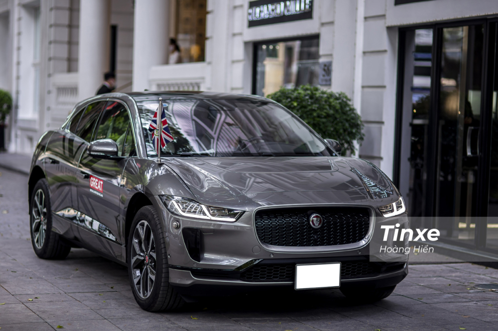 Jaguar i-Pace được trang bị cụm 432 pin lithium-ion với c&ocirc;ng suất 90 kWh khiến mẫu xe n&agrave;y c&oacute; thể ho&agrave;n th&agrave;nh qu&atilde;ng đường tối đa l&ecirc;n đến 475 km