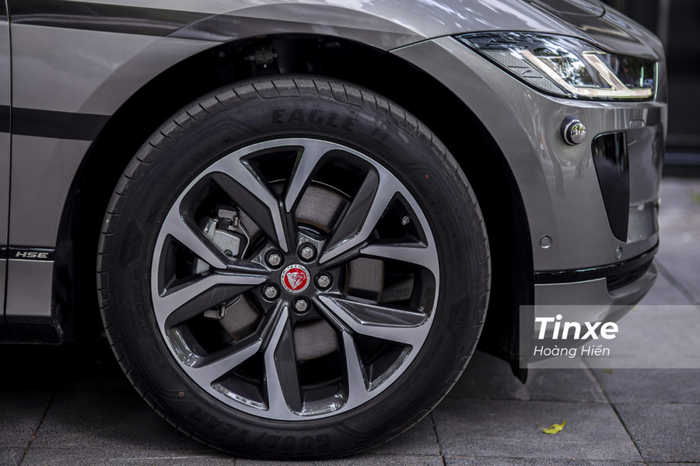 Bộ v&agrave;nh hợp kim đa chấu của Jaguar i-Pace.