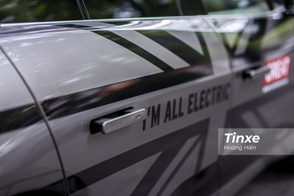Tay nắm cửa Jaguar i-Pace cũng l&agrave; dạng th&ograve; thụt như Range Rover Evoque v&agrave; Velar.