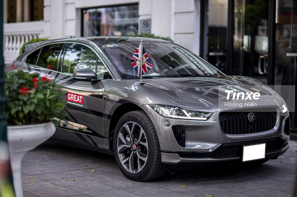 Ngoại thất Jaguar i-Pace 2021 mang thiết kế của một chiếc crossover hay l&agrave; hatchback cỡ lớn hơn l&agrave; một chiếc xe thuần SUV.