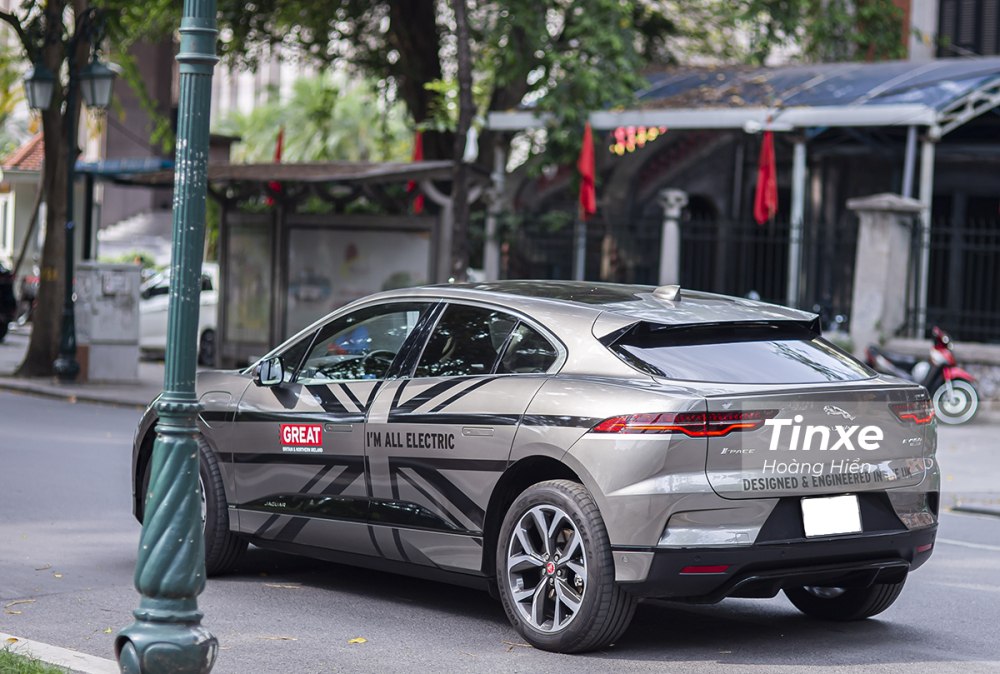 Jaguar i-Pace di chuyển tr&ecirc;n đường phố H&agrave; Nội.