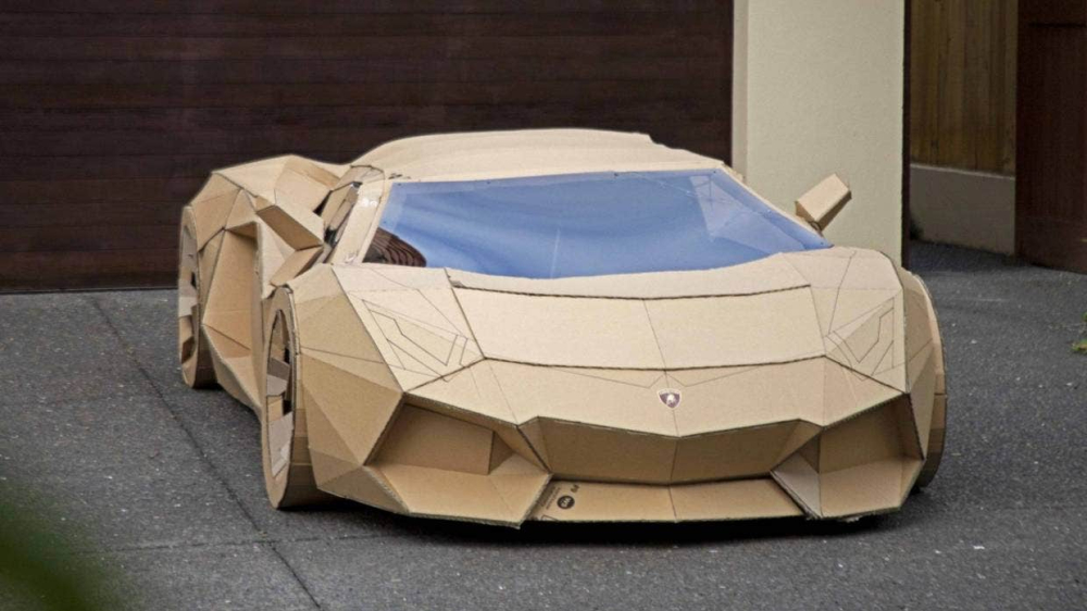 Phía trước của chiếc Lamborghini Aventador bằng bìa cứng Phía trước của chiếc Lamborghini Aventador bằng bìa cứng