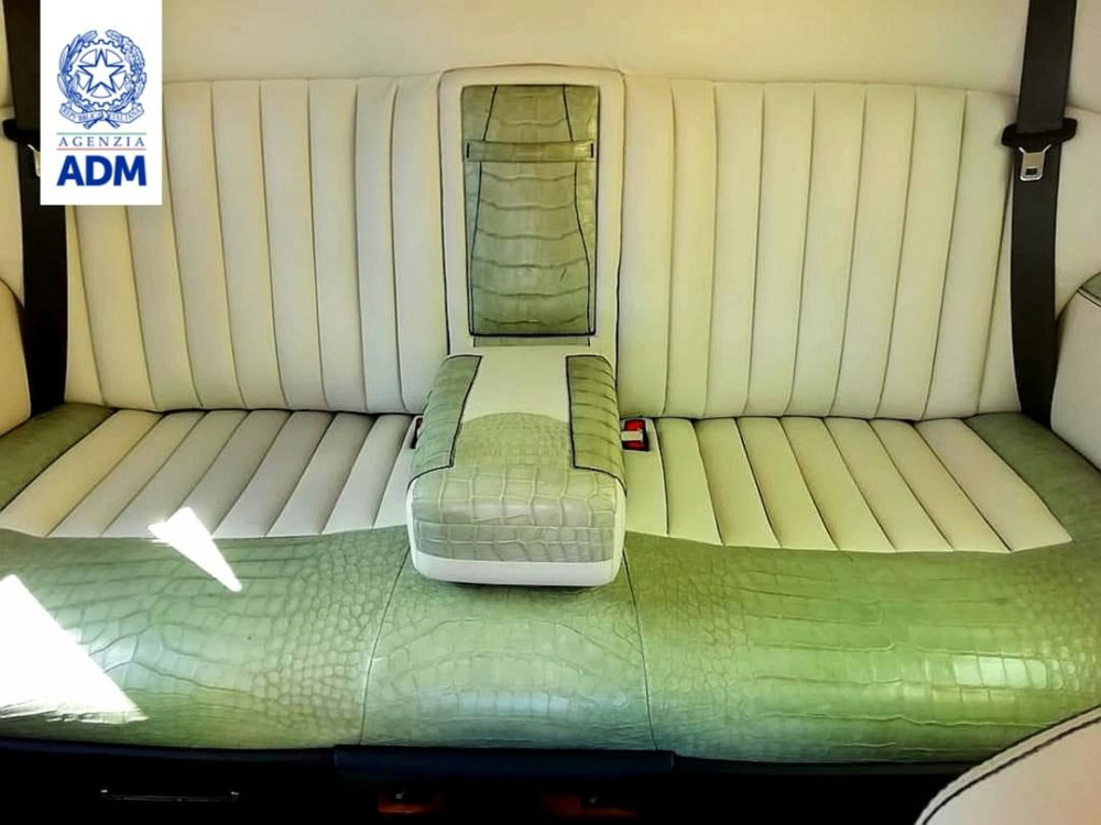 Hàng ghế sau của chiếc Rolls-Royce Phantom bị tịch thu