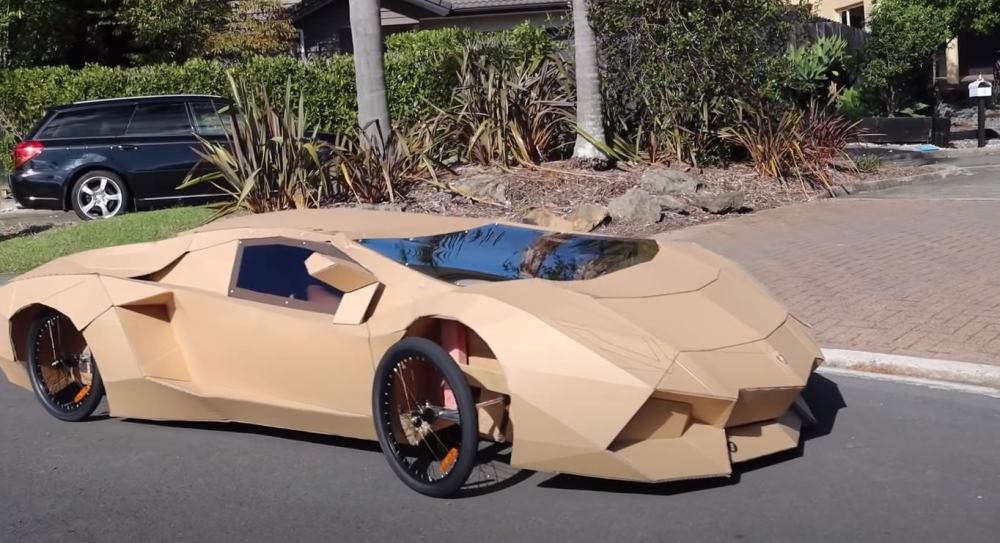 Chiếc Lamborghini Aventador bằng bìa cứng có thể di chuyển bằng bánh xe đạp Chiếc Lamborghini Aventador bằng bìa cứng có thể di chuyển bằng bánh xe đạp