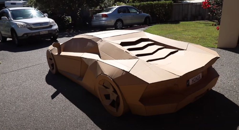Phía sau của chiếc Lamborghini Aventador bằng bìa cứng Phía sau của chiếc Lamborghini Aventador bằng bìa cứng