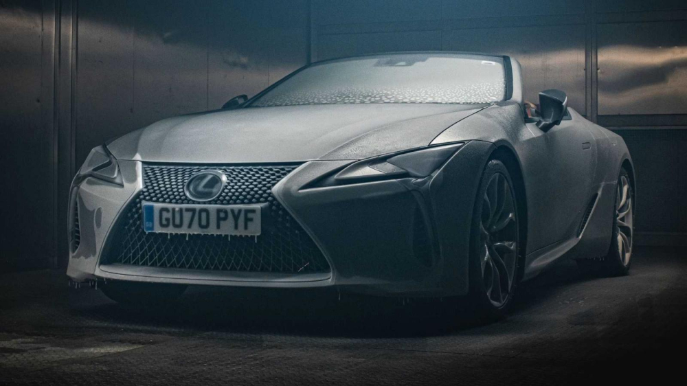 Chiếc Lexus LC 500 Convertible 2021 đã nằm im 12 tiếng trong một buồng lạnh -18 độ C