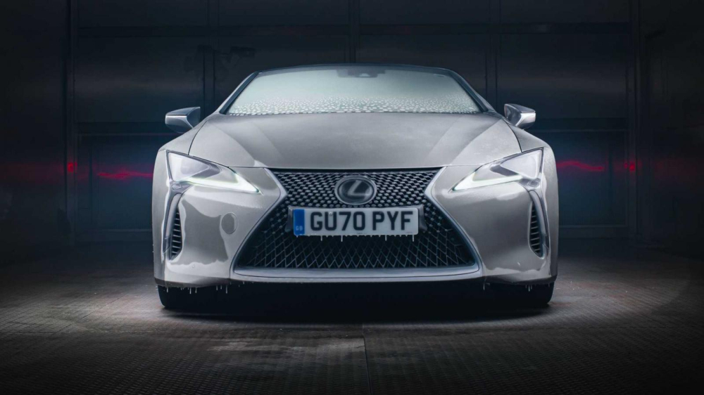 Thân vỏ xe tạo nên một lớp băng vì Lexus có xịt nước trước đó