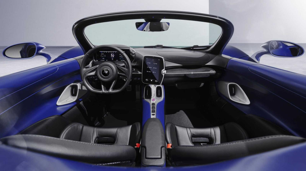 Kính lái của McLaren Elva có viền bằng sợi carbon