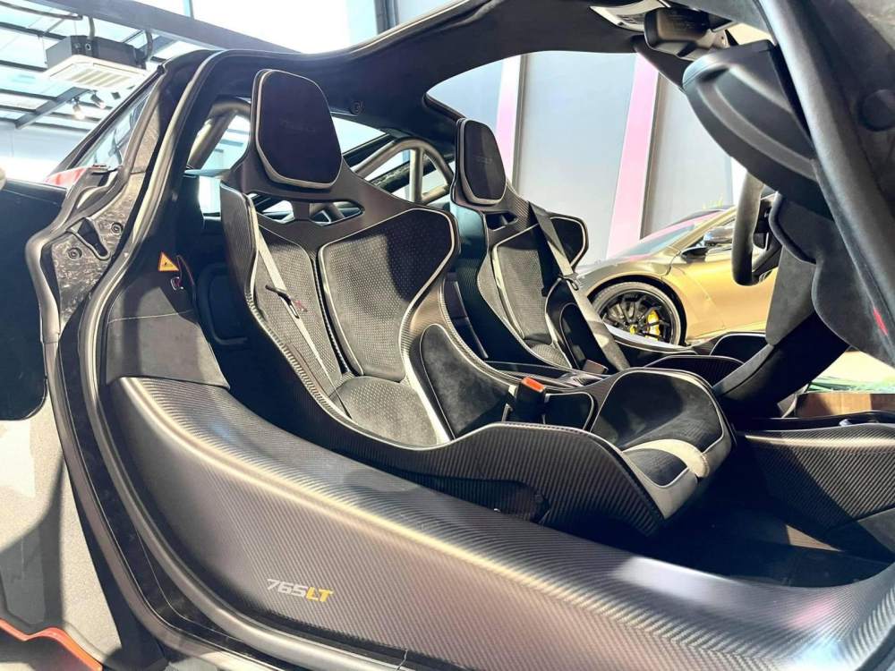 Xe có ghế ngồi phong cách xe đua, ngoài ra, McLaren còn trang bị thêm 2 ghế ngồi khác cho 765LT chủ yếu là bọc da Alcantara nhiều hơn và kiểu ghế thông dụng thay vì như chiếc McLaren 765LT này