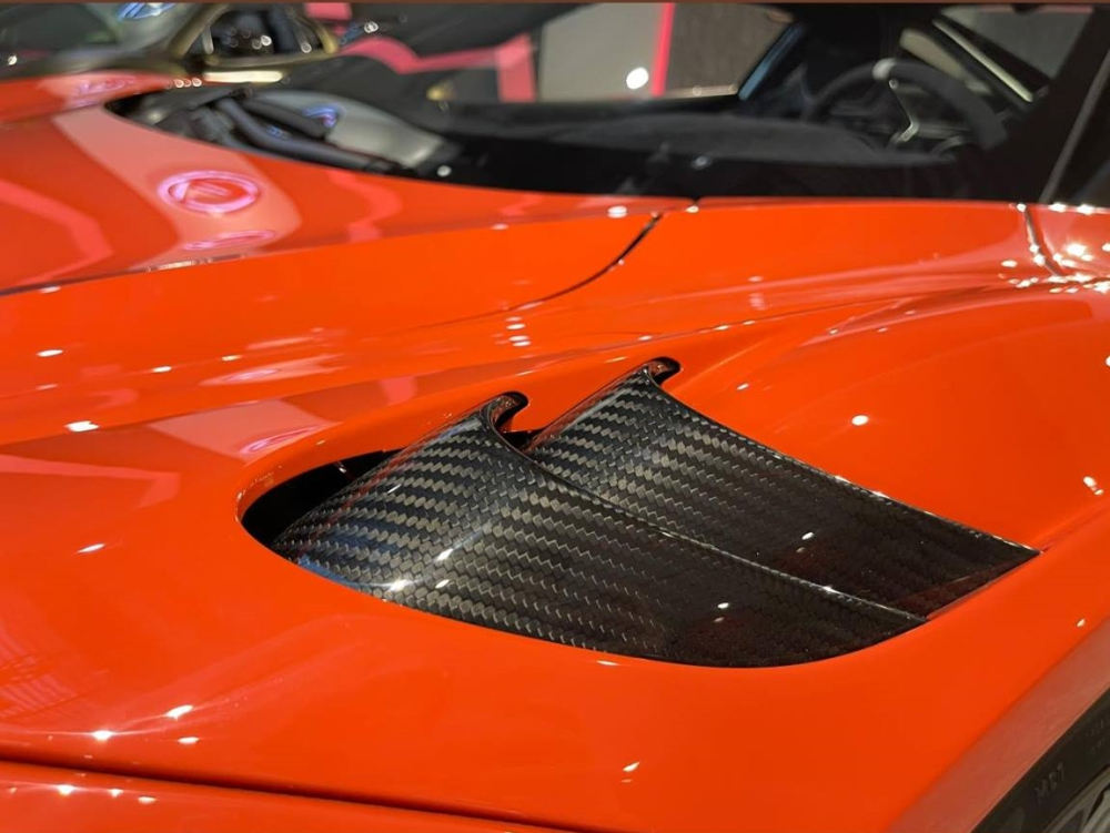 Ngoài ra các chi tiết trên siêu xe McLaren 765LT này đều là tuỳ chọn carbon thay vì sơn đen. Trong ảnh là 2 ốp hốc gió trên vòm bánh xe trước