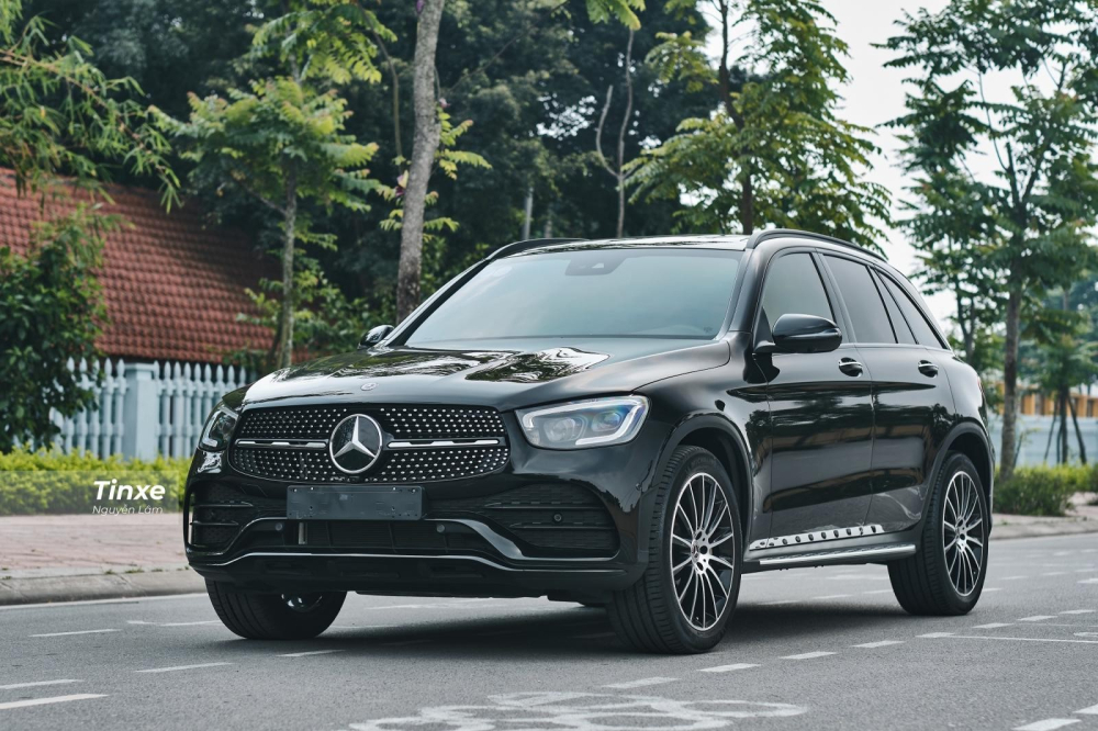 Mercedes-Benz GLC 300 4Matic được nhập khẩu v&agrave;o cuối năm 2019 trước khi chuyển sang lắp r&aacute;p v&agrave;o năm 2020 nhằm phục vụ kh&aacute;ch h&agrave;ng Việt chơi Tết.