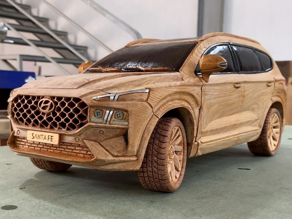 Phía trước của chiếc Hyundai Santa Fe 2021 bằng gỗ
