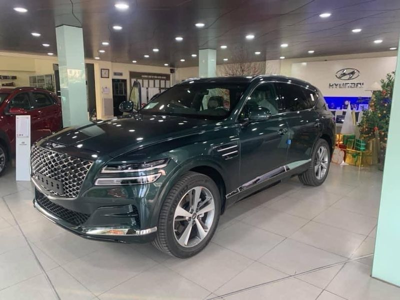 Genesis GV80 đang được đại lý chào bán với mức giá 3,95 tỷ đồng.
