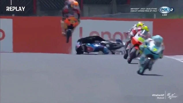 Hình ảnh được cắt ra từ video vụ tai nạn kinh hoàng tại giải đua MotoGP