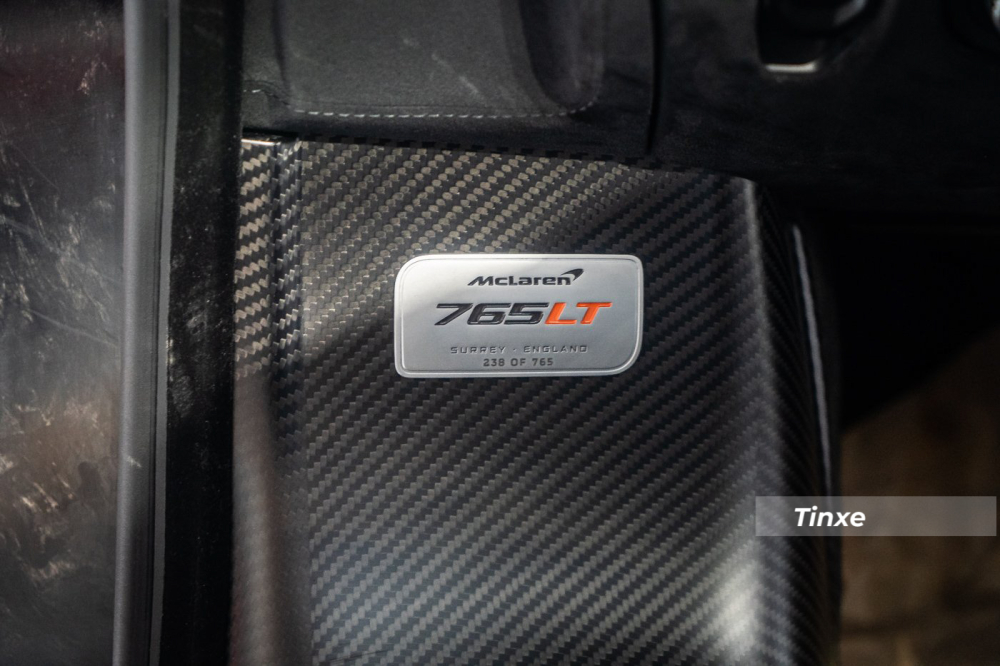Chứng minh nh&acirc;n d&acirc;n được gắn tr&ecirc;n bậc cửa xe cho thấy chiếc s&ecirc;u xe giới hạn McLaren 765LT n&agrave;y c&oacute; số thứ tự 238/765 chiếc được sản xuất tr&ecirc;n to&agrave;n thế giới.
