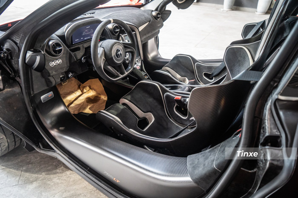 Mở cửa c&aacute;nh bướm của chiếc si&ecirc;u xe McLaren 765LT thứ 3 về Việt Nam để lộ khoang l&aacute;i cũng c&aacute; t&iacute;nh hơn với g&oacute;i nội thất carbon ở bậc cửa hay một số chi tiết trong khoang l&aacute;i của xe.