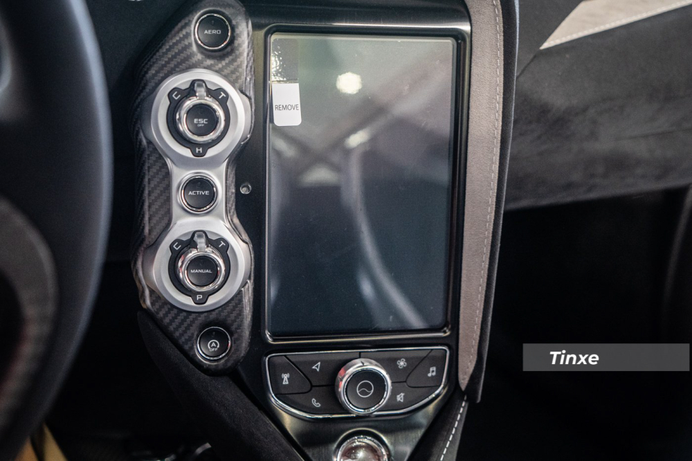 Si&ecirc;u xe giới hạn McLaren 765LT chỉ mất 2,8 gi&acirc;y để tăng tốc l&ecirc;n 100 km/h từ vị tr&iacute; xuất ph&aacute;t trước khi đạt vận tốc tối đa 330 km/h. Tuy mạnh hơn nhưng McLaren 765LT lại c&oacute; vận tốc tối đa 330 km/h, thấp hơn so với si&ecirc;u xe McLaren 720S. Điều n&agrave;y cũng dễ hiểu khi h&atilde;ng xe Anh quốc đ&atilde; thiết lập ra nhiều t&iacute;nh năng cũng như thiết kế để ưu ti&ecirc;n cho McLaren 765LT chạy trong đường đua.