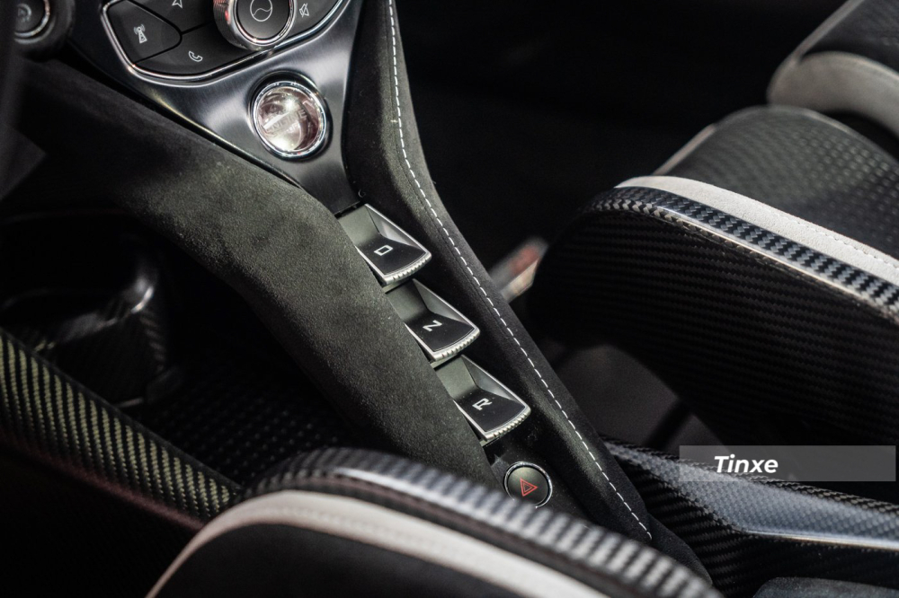 To&agrave;n bộ sức mạnh của khối động cơ khủng n&agrave;y tr&ecirc;n McLaren 765LT sẽ chạy qua hộp số ly hợp k&eacute;p bảy tốc độ đ&atilde; c&oacute; c&aacute;c tinh chỉnh l&agrave;m cho việc sang số nhanh hơn 15% so với đ&agrave;n anh. 