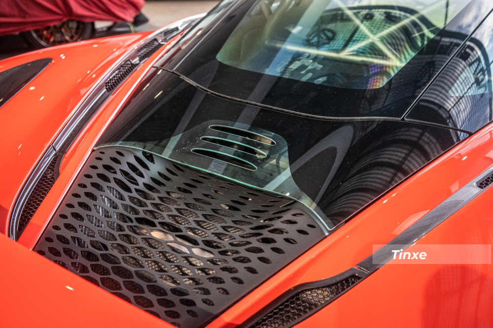 Khi ra đời, McLaren 765LT mang sứ mệnh sẽ l&agrave; một chiếc si&ecirc;u xe đua drag tốt hơn so với McLaren 720S. Để l&agrave;m được điều n&agrave;y, h&atilde;ng xe Anh quốc đ&atilde; bắt tay v&agrave;o việc đầu ti&ecirc;n ch&iacute;nh l&agrave; khối động cơ V8, dung t&iacute;ch 4.0 l&iacute;t, tăng &aacute;p k&eacute;p quen thuộc của si&ecirc;u xe McLaren 720S đ&atilde; được chỉnh sửa lại nhằm mang đến cho McLaren 765LT c&ocirc;ng suất tối đa 755 m&atilde; lực, cao hơn 45 m&atilde; lực so với bản ti&ecirc;u chuẩn. 