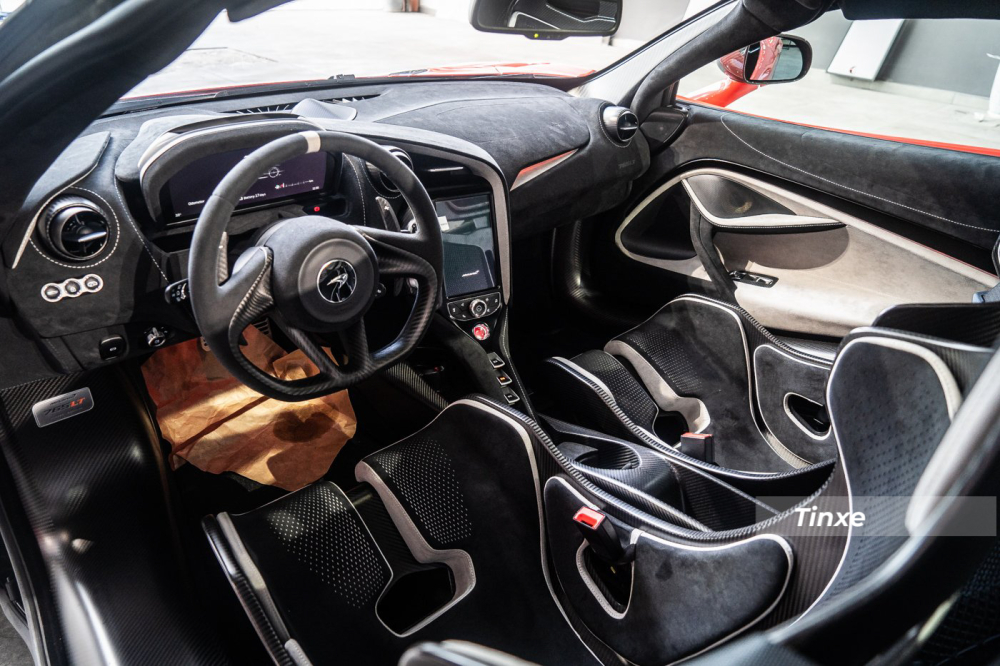 Kiểu ghế đua gi&uacute;p cho si&ecirc;u xe McLaren 765LT giảm c&acirc;n đ&aacute;ng kể lại vừa đảm bảo kh&aacute;ch h&agrave;ng c&oacute; thể thoải m&aacute;i khi chạy xe trong đường đua so với hai tuỳ chọn ghế c&ograve;n lại. Sự bất tiện chỉ đến khi chủ nh&acirc;n l&aacute;i xe tr&ecirc;n c&aacute;c cung đường d&agrave;i.