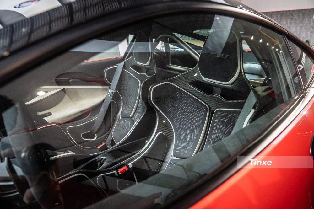 Một điểm chung của 3 chiếc si&ecirc;u xe McLaren 765LT ở Việt Nam ch&iacute;nh l&agrave; cặp ghế ngồi theo kiểu xe đua. Dễ d&agrave;ng nhận ra, chiếc xe McLaren 765LT thứ 3 c&oacute; th&ecirc;m tuỳ chọn carbon kết hợp với da Alcantara m&agrave;u x&aacute;m ở ghế ngồi hay 2 b&ecirc;n th&agrave;nh cửa. 