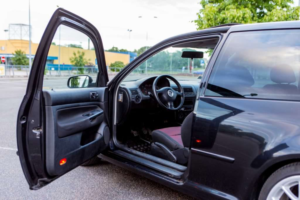 Mở cửa xe sau khi đỗ xe dưới trời nắng