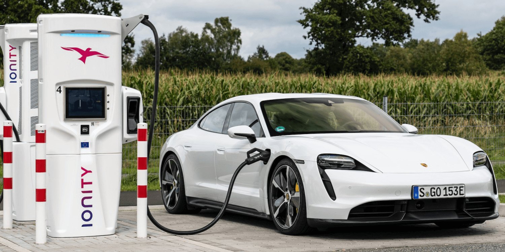 Porsche Taycan c&oacute; 7 phi&ecirc;n bản tại Việt Nam với gi&aacute; b&aacute;n từ 4,76 &ndash; 9.55 tỷ đồng.