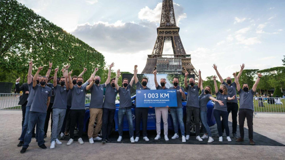 Đội ngũ Toyota ăn mừng thành tích 1.003 km phá kỷ lục thế giới Đội ngũ Toyota ăn mừng thành tích 1.003 km phá kỷ lục thế giới