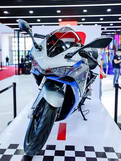 Xe mang thiết kế Sport bike kh&aacute; giống Yamaha R3 thế hệ cũ