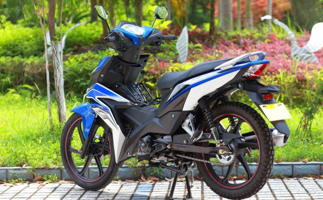 Trên xe sở hữu cặp lốp gai dual sport cho khả năng off-road tốt Trên xe sở hữu cặp lốp gai dual sport cho khả năng off-road tốt