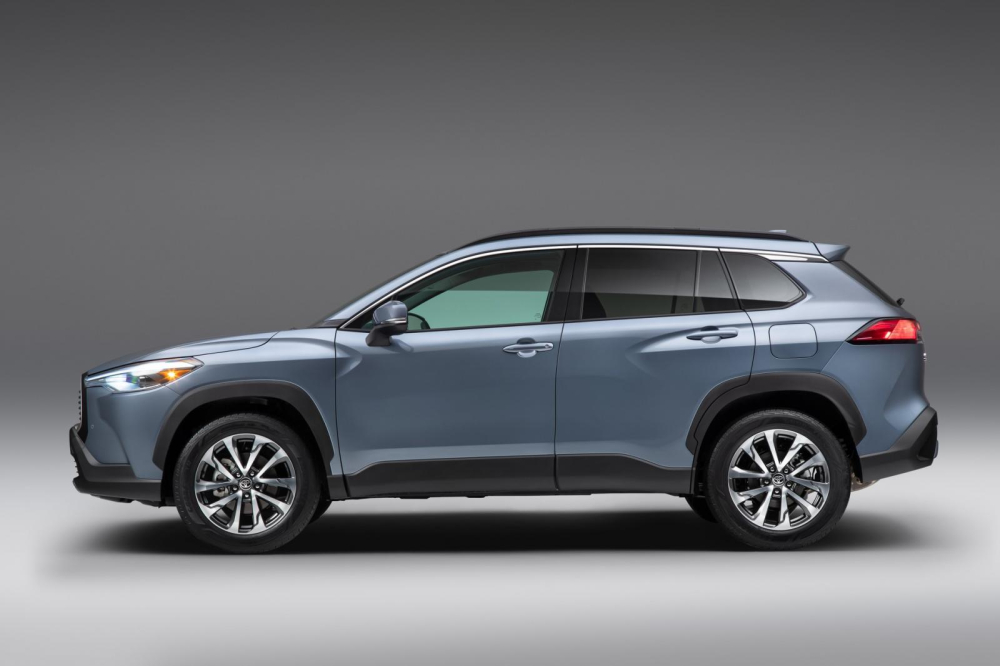 Toyota Corolla Cross 2022 lớn hơn C-HR v&agrave; nhỏ hơn RAV4