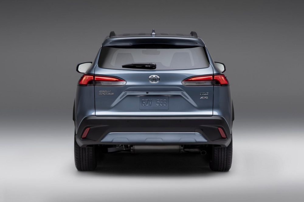 Toyota Corolla Cross 2022 nh&igrave;n từ ph&iacute;a sau
