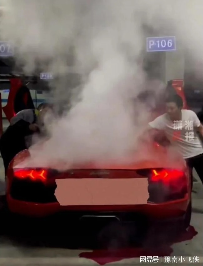 Khói bốc lên nghi ngút từ khoang động cơ của chiếc Lamborghini Aventador Khói bốc lên nghi ngút từ khoang động cơ của chiếc Lamborghini Aventador